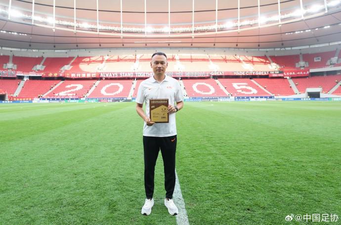 里程碑，裁判员王竞完成个人第100场中超联赛执法