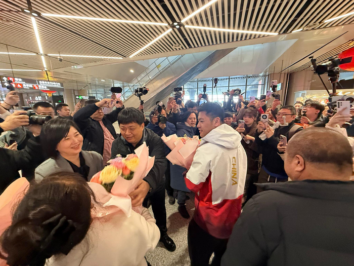 规则-速滑冠军宁忠岩载誉返乡,家乡民众热情接机|速度滑冰|冬奥会|米兰冬奥会|AC米兰|黑龙江_新浪体育_新浪新闻