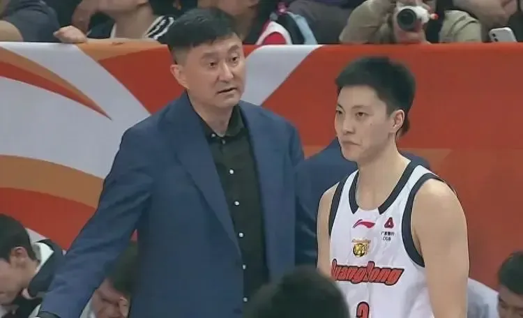 百家乐-愧拿600万顶薪！6中1+正负值最低，球迷：这球商和视野练什么控卫